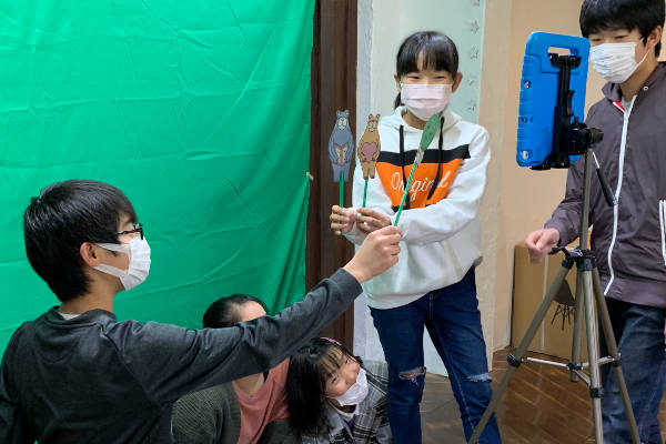 生徒たちが英語のビデオを一生懸命作りました。自分のビデオを探してね！